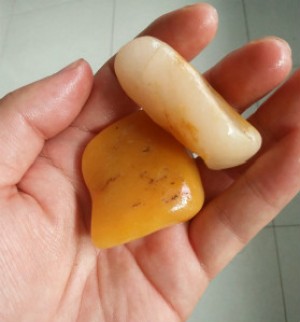天然玉石。来自新疆无人区。（待售）