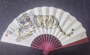 画家吴明龙作品—乖乖虎折扇（乙巳年秋）